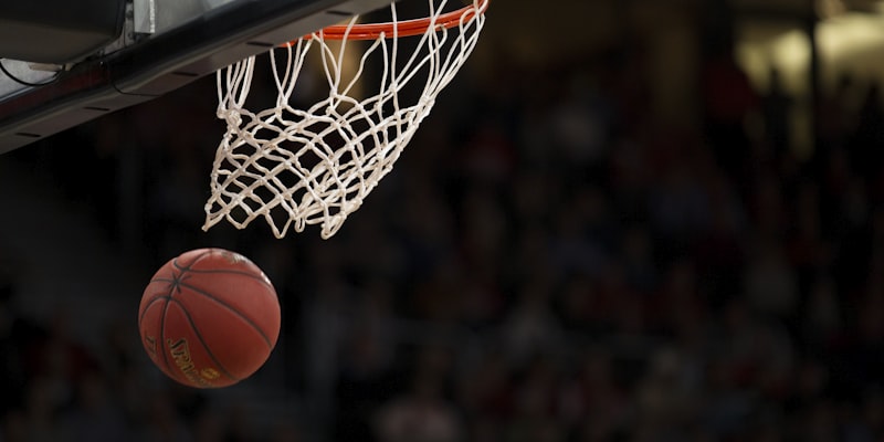 篮球比赛直播画面 - NBA球员投篮瞬间